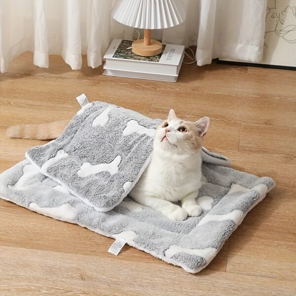 Self-Warming Cat Bed Mat Washable Dog Bed Crate Mat Soft Pet Sleeping Mat For Dogs And Cats Reversible Fleece Dog Crate Kennel Pad Cat Pet Bed - Image 6